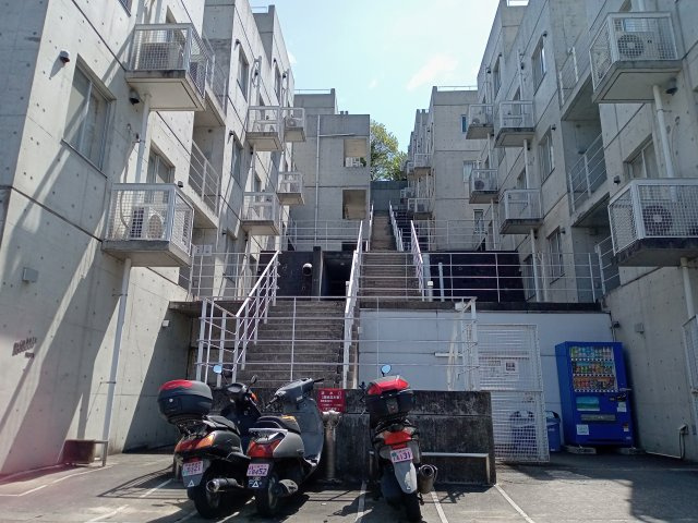 川崎市多摩区南生田２丁目の賃貸マンションのエントランス