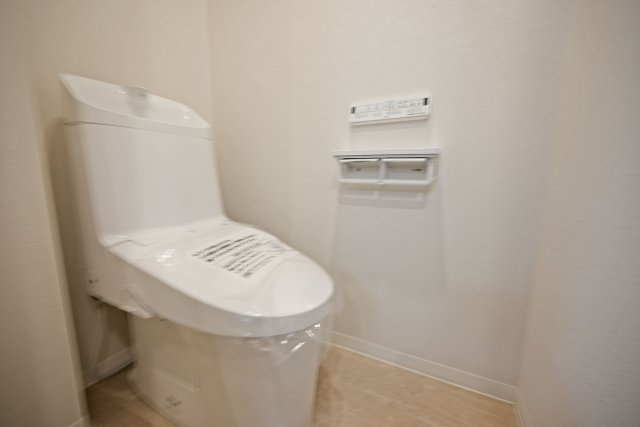 シーズ梅田東のトイレ|一年を通して快適に利用できるウォシュレット付トイレです。
