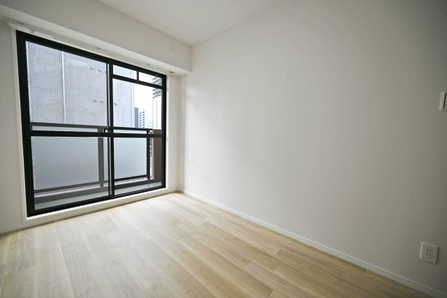シーズ梅田東の寝室|洋室約5.2帖
南側バルコニーに面した明るいお部屋です。