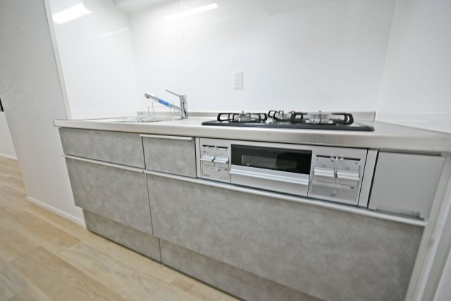 シーズ梅田東のキッチン|新調済みキッチン。3口ガスコンロ付で同時に作業が進められるので、お料理も手際よく進めることができます。