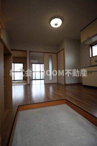ハイツ新島の玄関|収納もある玄関です