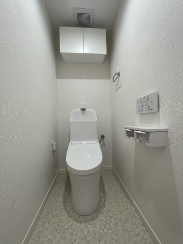 アンピール第２高木のトイレ|温水洗浄便座付のトイレ。収納付きでスッキリ保てます