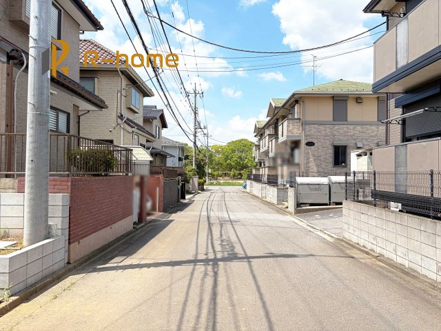 守谷市薬師台2丁目　新築戸建て　D号棟の前面道路含む現地写真|『今から見たい！』大歓迎です♪
お気軽にＲ－ｈomeまでお問い合わせください。