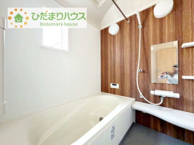 【浴室】 | 阿見町よしわら2丁目　中古戸建 | 窓が付いており明るいお風呂！換気も容易でお掃除楽々！