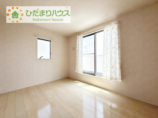 【洋室】 | 阿見町よしわら2丁目　中古戸建 | バルコニーに面しているためあたたかな日差しが差し込みます！