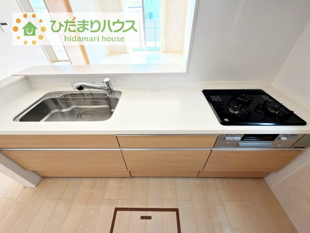 【キッチン】 | 阿見町よしわら2丁目　中古戸建 | ３口コンロでお料理もはかどります！作業スペースも広々！