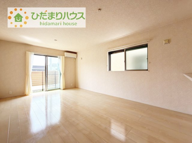 【居間・リビング】 | 阿見町よしわら2丁目　中古戸建 | エアコン付きのリビングですぐに生活がスタートできます！