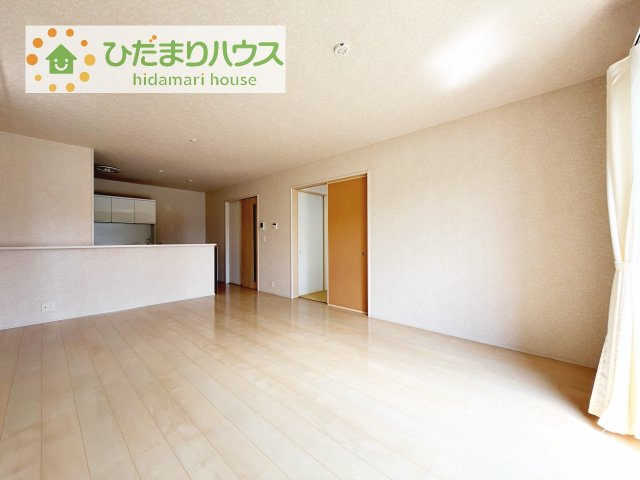 【居間・リビング】 | 阿見町よしわら2丁目　中古戸建 | 壁も床も非常に綺麗な状態です！