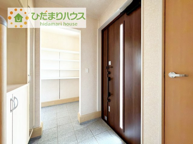 【玄関】 | 阿見町よしわら2丁目　中古戸建 | 明るい玄関がお出迎え！
