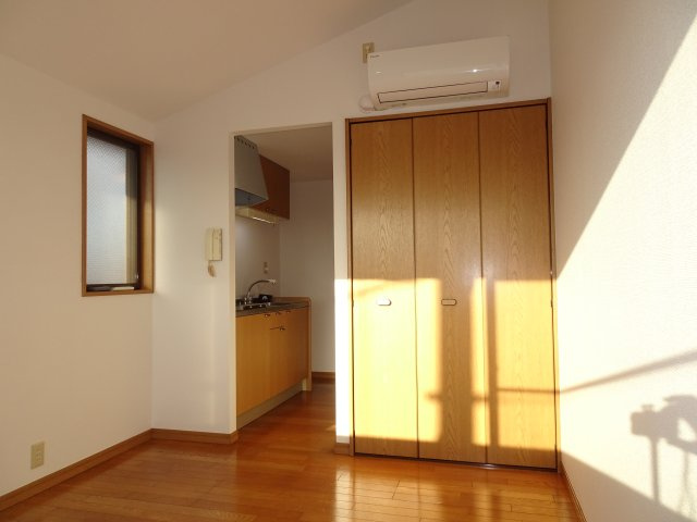 【洋室】 | グリーンヒル御殿山（女性専用アパート） | 南西角部屋の明るい室内