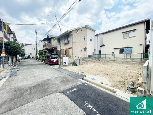 尼崎市食満　新築一戸建ての前面道路含む現地写真|周辺は落ち着いた街並みの住宅地！子育てがしやすい住環境です！まだ未完成ですが、現地でしかわからない事もございます。是非一度ご覧ください。