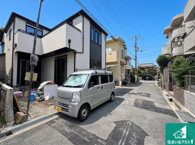 ■尼崎市食満　新築一戸建ての前面道路含む現地写真|周辺は落ち着いた街並みの住宅地！子育てがしやすい住環境です！まだ未完成ですが、現地でしかわからない事もございます。是非一度ご覧ください。