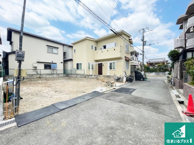 尼崎市食満　新築一戸建ての前面道路含む現地写真|周辺は落ち着いた街並みの住宅地！子育てがしやすい住環境です！まだ未完成ですが、現地でしかわからない事もございます。是非一度ご覧ください。