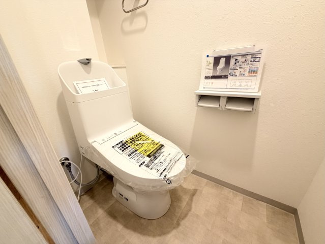 【トイレ】 | チュリス上安駅前 | TOTO社製シャワートイレ。クリーン便座、トルネード洗浄、暖房便座などの機能を備えています！　清潔感のあるトイレに仕上げました。