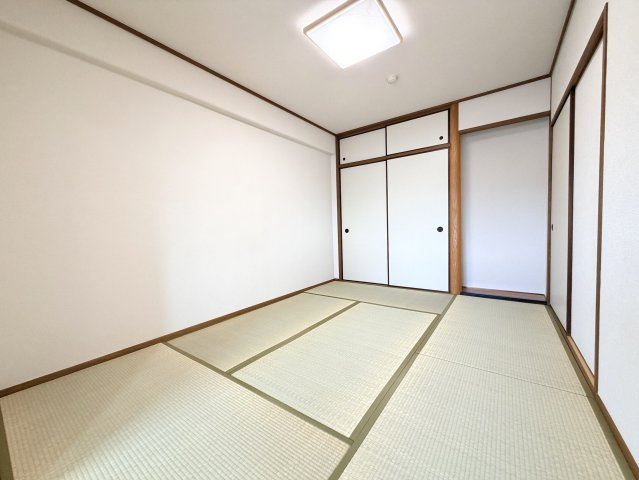 【和室】 | チュリス上安駅前 | リビング横の和室。ちょっとしたくつろぎスペースにいかがでしょうか。小さなお子さんのお昼寝スペースには丁度良いですね。来客時にも活躍しそうです。