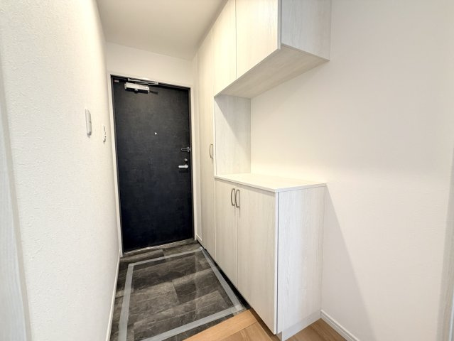 【玄関】 | チュリス上安駅前 | 人を迎え入れる最初の場所だからこそ、清潔感があり、余裕ある空間に。