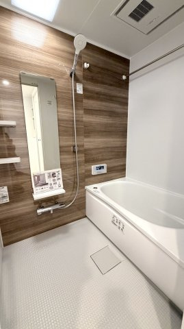 【浴室】 | チュリス上安駅前 | TOTO社製 RWシリーズ：カラリ床、コンフォートウェーブシャワー、ゆるリラ浴槽などを備えています。浴室換気乾燥機を新たに設置し、清潔感抜群のバスルームです。