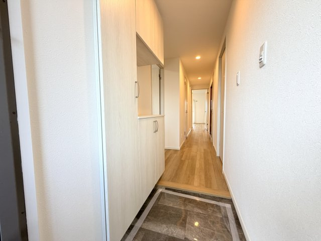 【玄関】 | チュリス上安駅前 | 通常のマンションに比べて広々した玄関。ホワイト・グレー・ライトオークで仕上げた玄関は、スッキリしていてお客さまからの印象も良好です！
