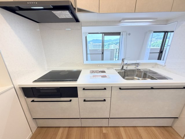 【キッチン】 | チュリス上安駅前 | キッチンは家族の絆を育む大切な空間。シンプルで使い易いSystemKitchenで愉しく作る料理は愛情のある美味しいご馳走に。家族で使える最新設備のキッチンです。　