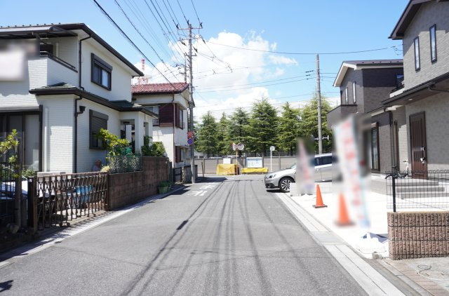 草加市弁天5丁目 未入居戸建の前面道路含む現地写真