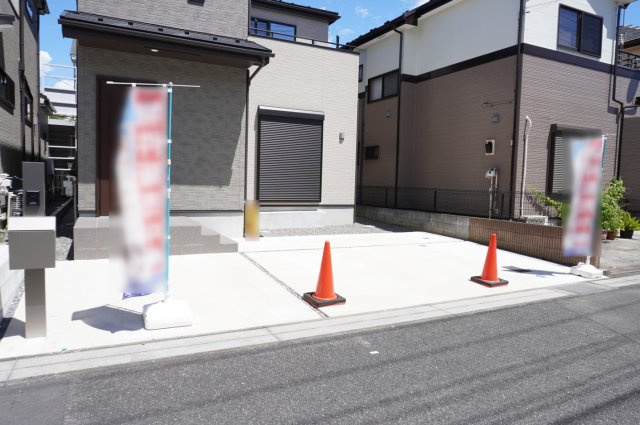 草加市弁天5丁目 未入居戸建の駐車場