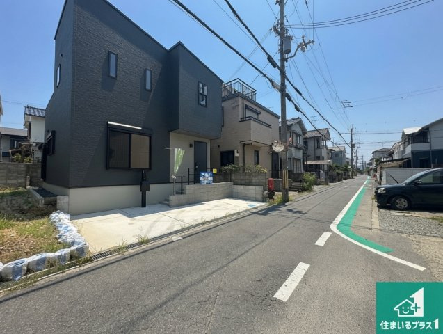 橿原市北妙法寺町　未入居の前面道路含む現地写真|周辺は閑静な住宅街！前面道路広々で車の出し入れも便利です。駐車が苦手な方でも安心して車庫入れできます！