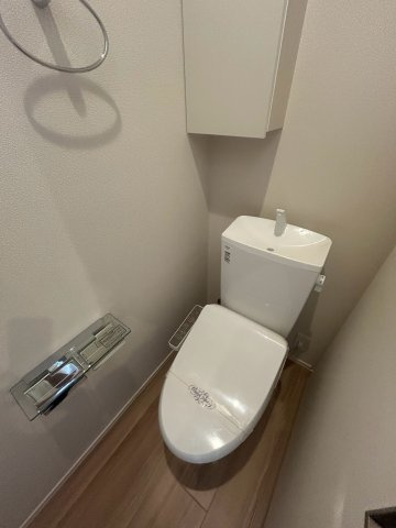 西宮市松山町の賃貸マンションのトイレ