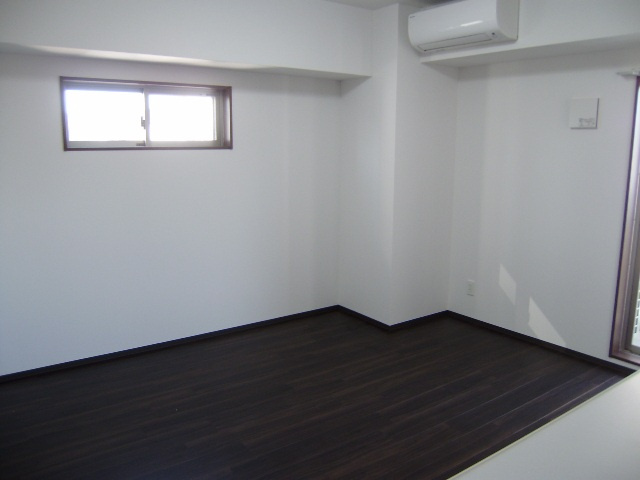 CREST CENTRAL BLDG.の洋室|明るい洋室です