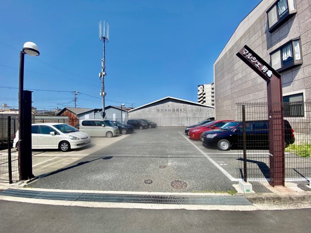 マルシェ利亀の駐車場