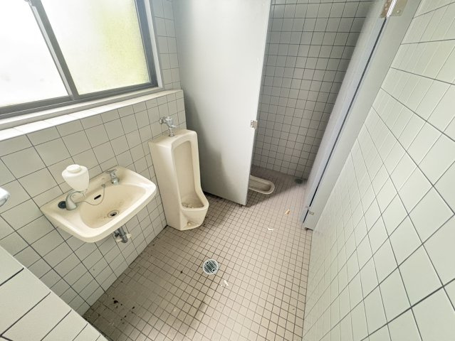 山県市梅原　３階建　売事務所のトイレ|1階トイレ