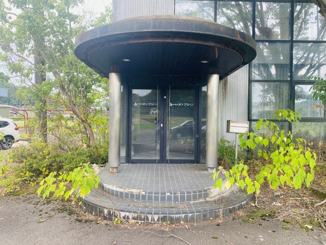 山県市梅原　３階建　売事務所のその他|正面入口