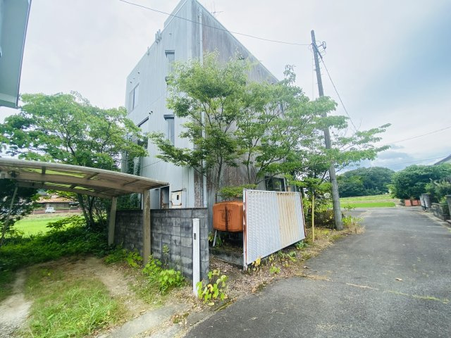山県市梅原　３階建　売事務所のその他|建物裏側