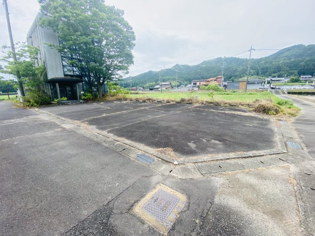 山県市梅原　３階建　売事務所のその他|建物前面　駐車場