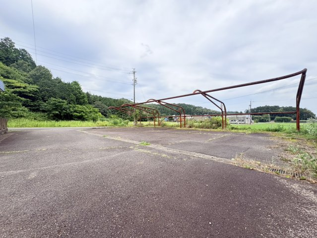 山県市梅原　３階建　売事務所のその他|建物東側　駐車場