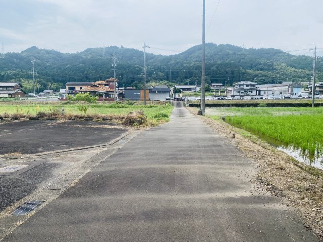山県市梅原　３階建　売事務所のその他|西側道路