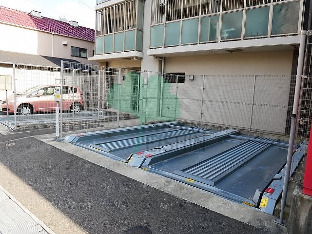 エステムプラザ福岡県庁前ネオシスの駐車場