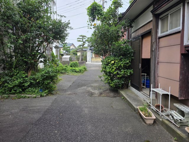 新潟市中央区古町通13番町の前面道路含む現地写真
