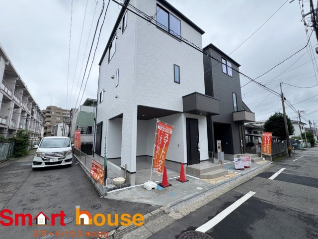 座間市相模が丘　新築2棟の前面道路含む現地写真|前面道路含む1号棟外観
