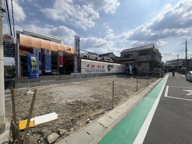 売土地　伊丹市野間1丁目の外観|東側約17.8m（歩道あり）・北側約5.9mの公道に接する平坦地！開放感があり車の出し入れもスムーズ。