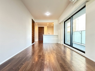 【展望】 | ブランズタワー御堂筋本町 | 【物件からの展望】左右の建物に挟まれた街路が続き、都市の中心でありながら圧迫感の少ない眺望です◎
