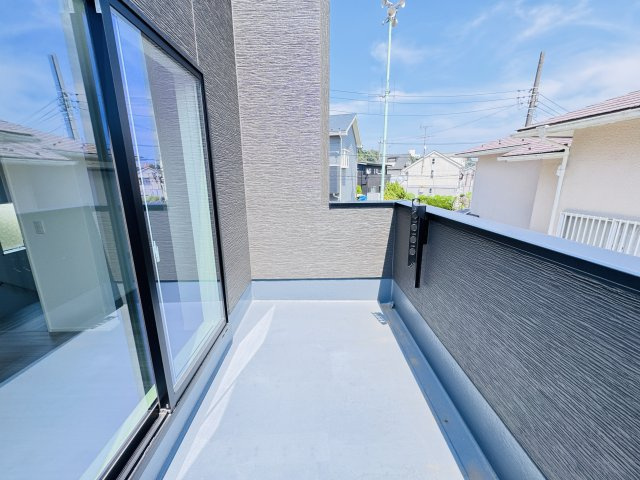 我孫子市並木９丁目新築戸建【並木小学校：5分】のバルコニー|寝室前南向きバルコニー・日当たり良好♪