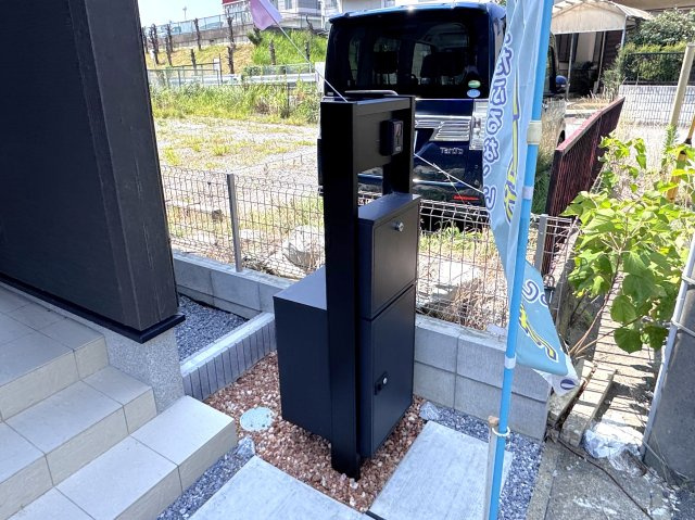 我孫子市並木９丁目新築戸建【並木小学校：5分】の防犯設備|インターホン・宅配ボックス完備