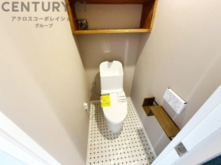 温水洗浄便座付トイレは温水洗浄機能により、暖かい水でおしりを洗浄することができ、冷たい水を使う従来の便座に比べ、温水洗浄機能で暖かいトイレを提供し、快適な使用を可能にします。