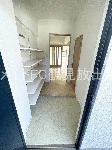 東大阪市稲田新町２丁目の賃貸マンションの玄関