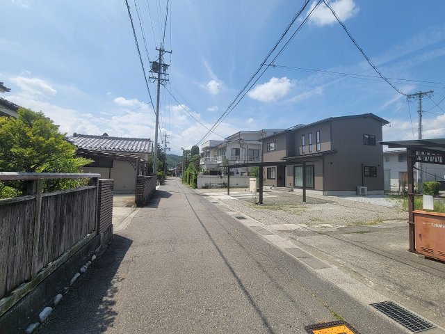 明科中川手売中古住宅の前面道路含む現地写真