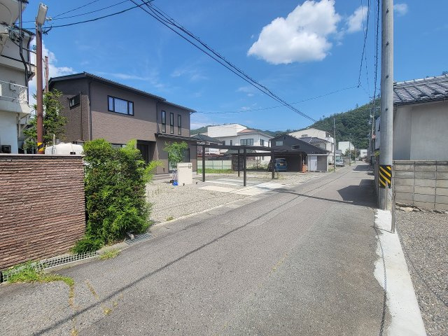 明科中川手売中古住宅の前面道路含む現地写真