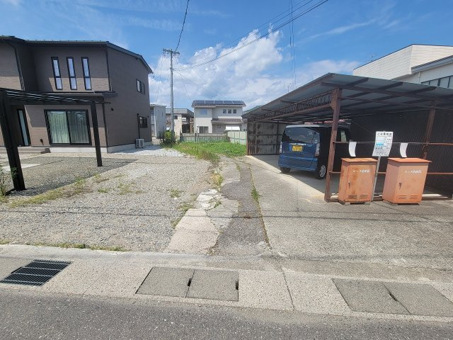 明科中川手売中古住宅の前面道路含む現地写真