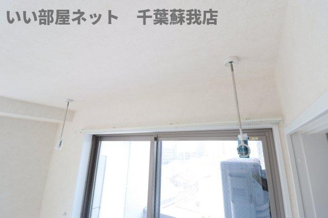 メゾン　コトブキの洋室|室内物干