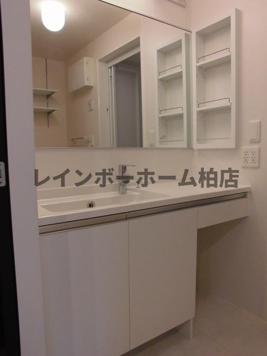 仲介手数料（賃料の1.10ヵ月）の50％OFF対象物件！の洗面所|明るい洗面所です
