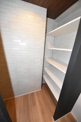 BRAVE松屋町|キッチン裏収納です